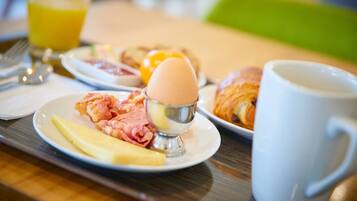 Petit déjeuner buffet (10.90 EUR par personne)