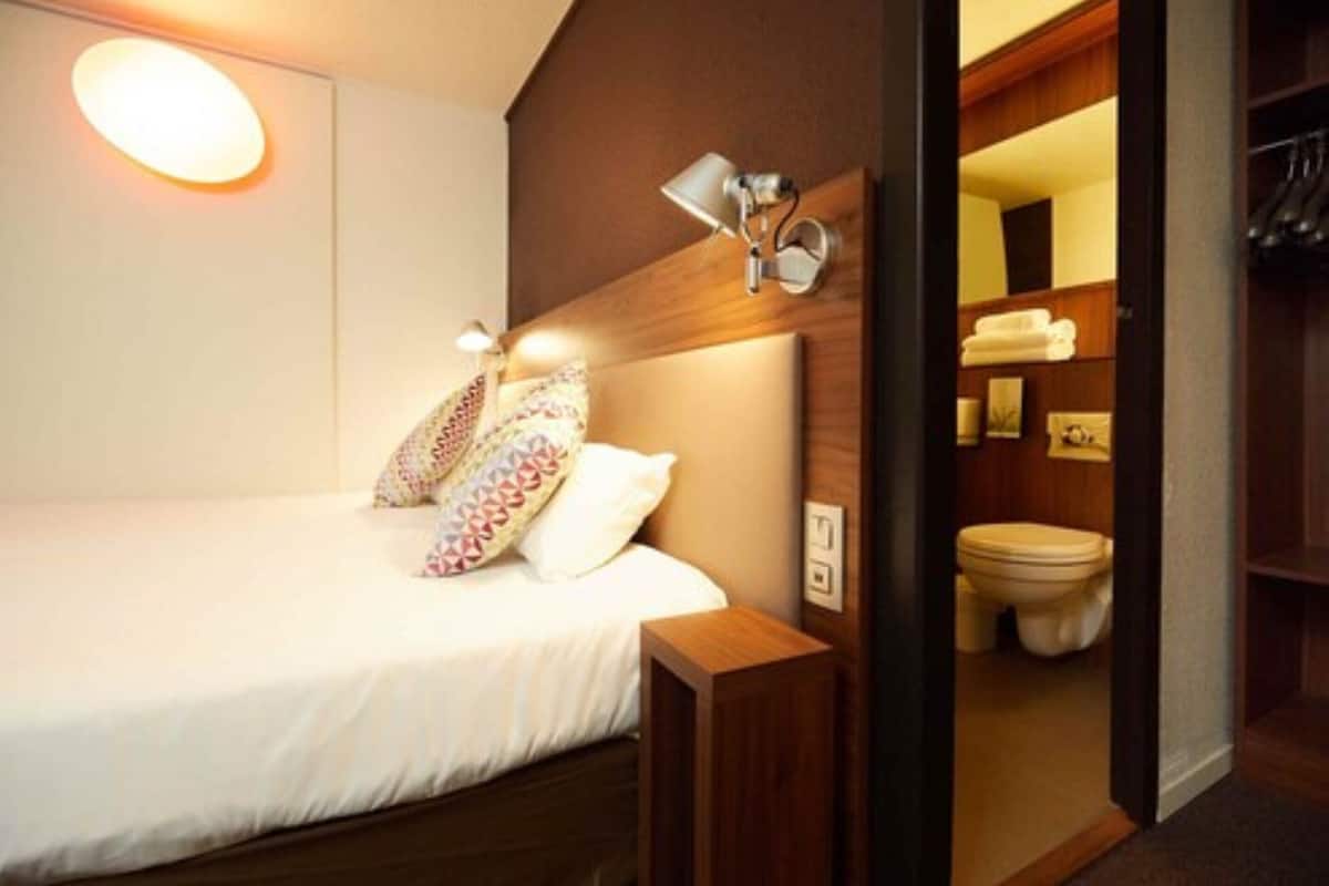 Hochwertige Bettwaren, Schreibtisch, schallisolierte Zimmer