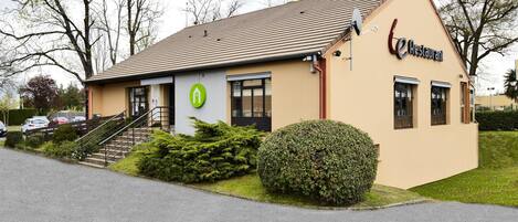 A building with a sign reading "Restaurant" and a green house symbol.