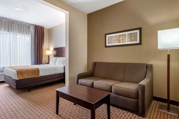 Premium bedding, in-room safe, desk, iron/ironing board - Comfort Suites Marion North (Marion)