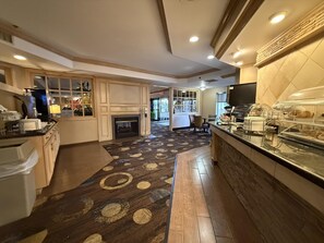 Free daily buffet breakfast - SureStay by Best Western Marion (Marion)