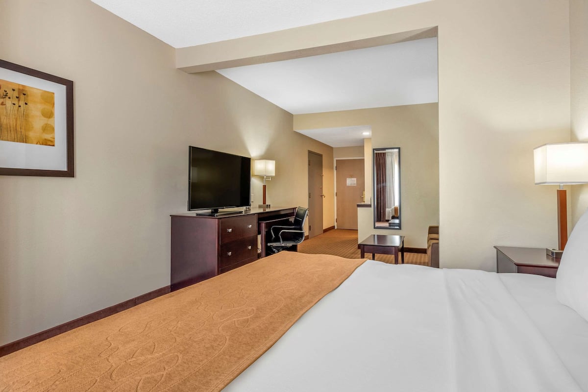 Premium bedding, in-room safe, desk, iron/ironing board
