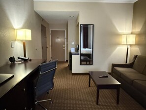 Premium bedding, in-room safe, desk, iron/ironing board - SureStay by Best Western Marion (Marion)