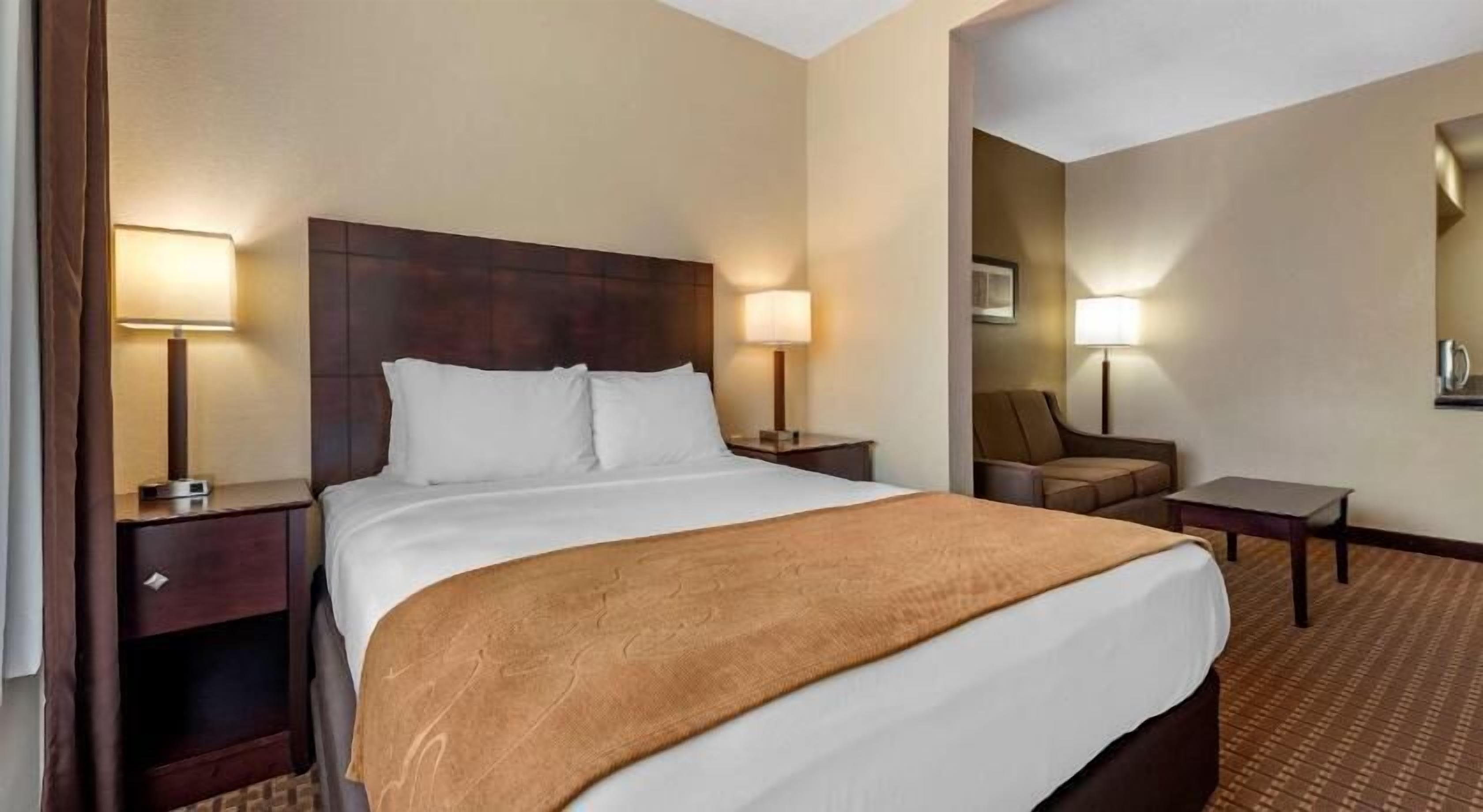 Premium bedding, in-room safe, desk, iron/ironing board