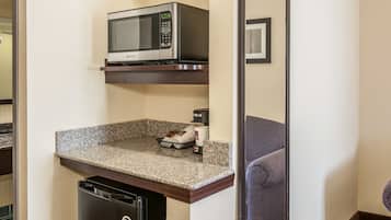 Hochwertige Bettwaren, Zimmersafe, Schreibtisch, Bügeleisen/Bügelbrett