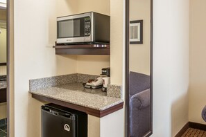 Ropa de cama de alta calidad y caja de seguridad en la habitación 