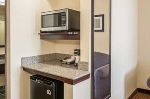 Ropa de cama de alta calidad y caja de seguridad en la habitación 