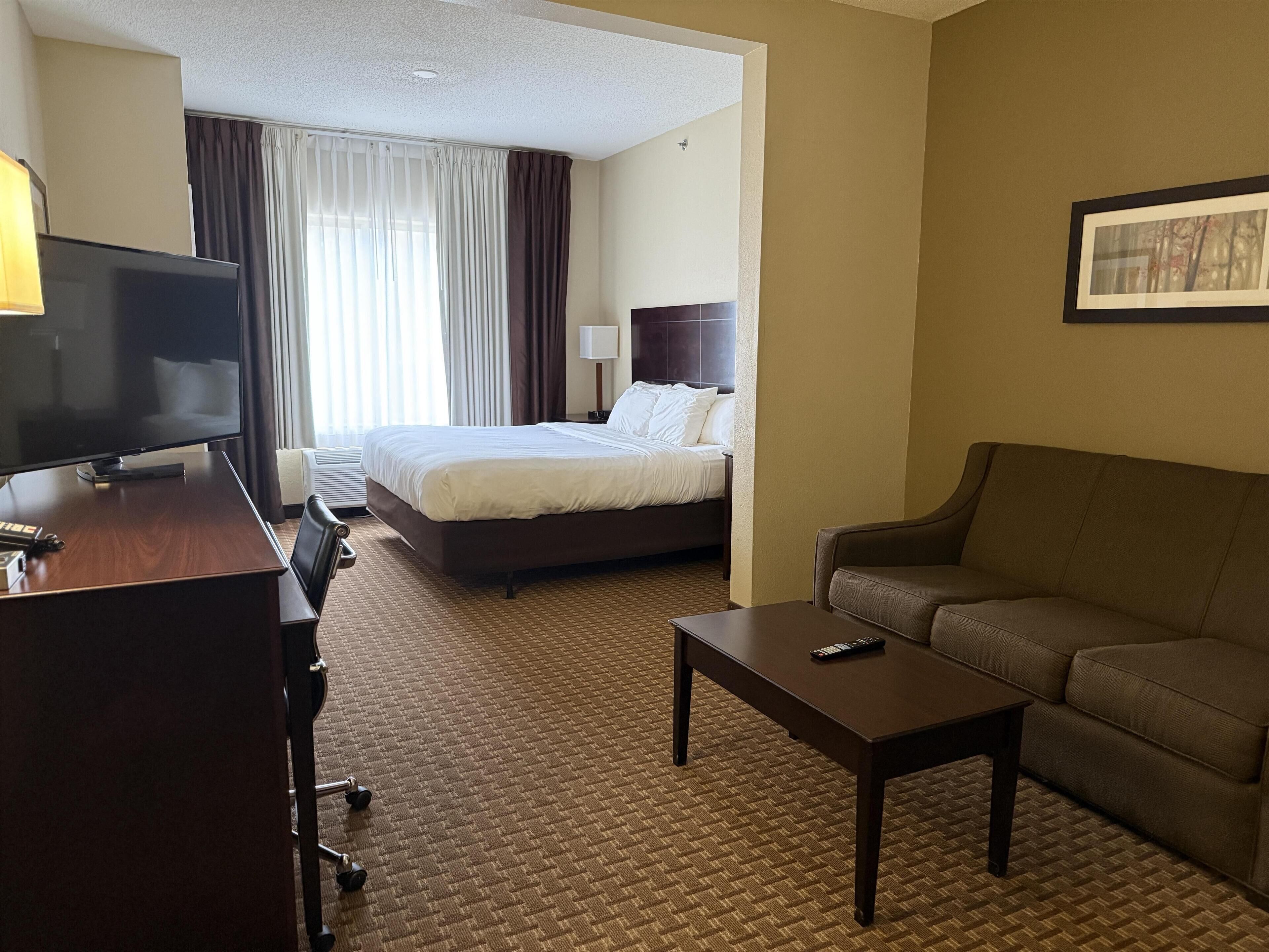 Ropa de cama de alta calidad y caja de seguridad en la habitación 