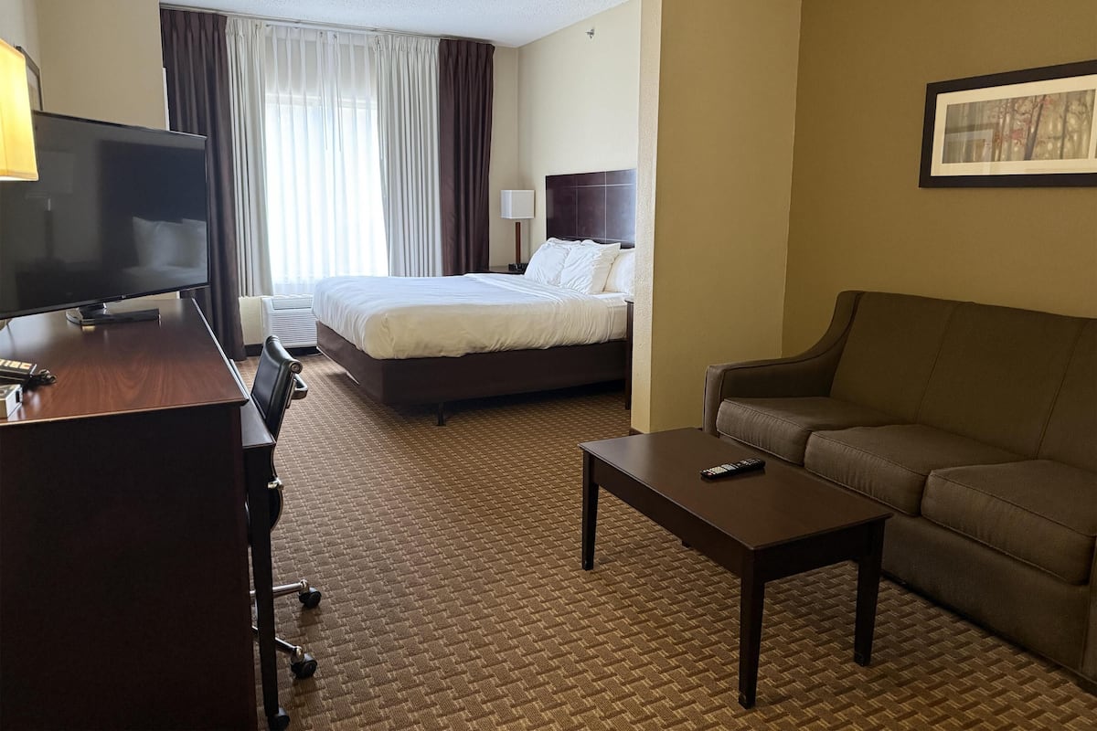 Premium bedding, in-room safe, desk, iron/ironing board