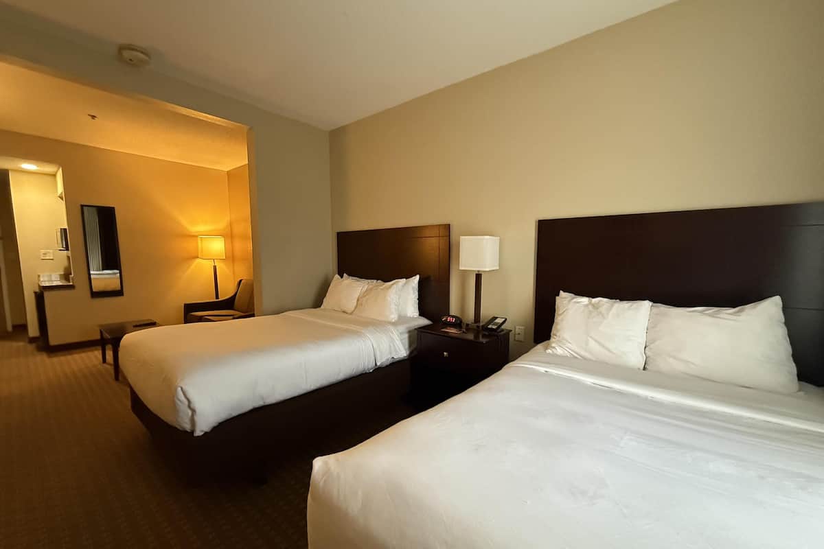 Premium bedding, in-room safe, desk, iron/ironing board
