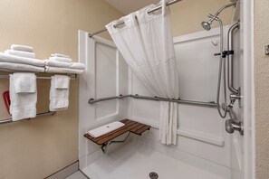 Ensemble baignoire-douche, articles de toilette (gratuits)