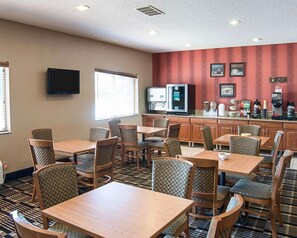 Free buffet breakfast - Quality Inn Brooklyn Center (Brooklyn Center)