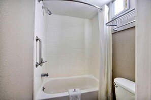 Shower, hair dryer, towels - Motel 6 Jackson, MS - Southwest (Jackson)