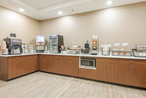 Free continental breakfast on weekdays - Comfort Inn Grove City - Columbus South (Grove City)