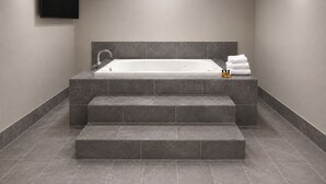 Suite, 1 King Bed, Non Smoking, Jetted Tub | ألحفة محشوة بالريش وأسرّة بطبقة علوية مريحة ومكتب