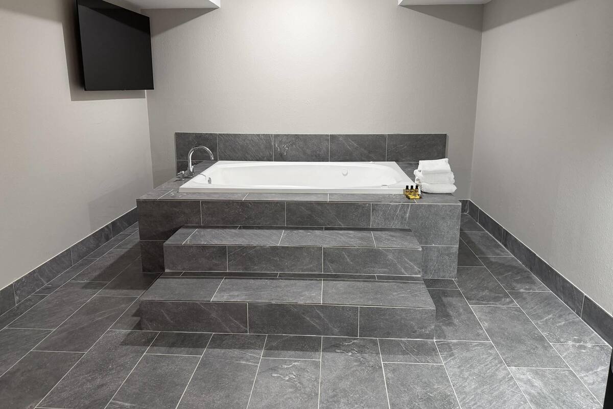 Suite, 1 King Bed, Non Smoking, Jetted Tub | Down duvets, pillow-top beds, desk, laptop workspace