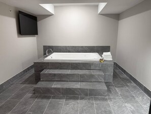 Down comforters, pillowtop beds, desk, laptop workspace - Landmark Hotel Dallas - Addison (Dallas)