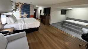 Suite, 1 King Bed, Non Smoking, Jetted Tub | ألحفة محشوة بالريش وأسرّة بطبقة علوية مريحة ومكتب