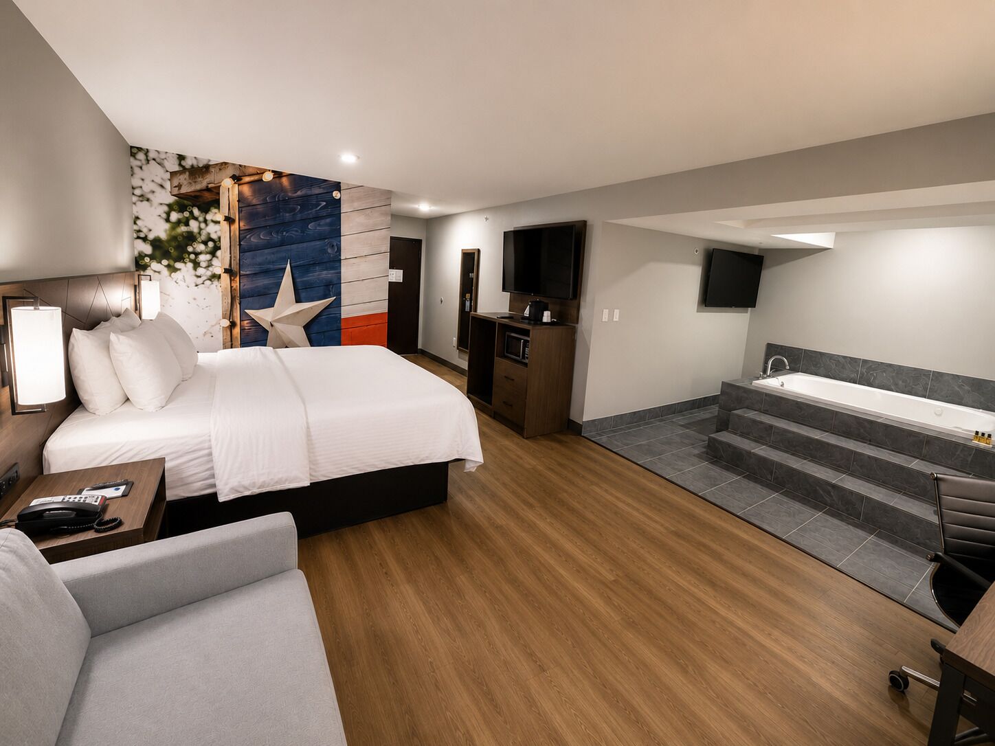 Suite, 1 King Bed, Non Smoking, Jetted Tub | Edredones de plumas, colchones con acolchado adicional, escritorio