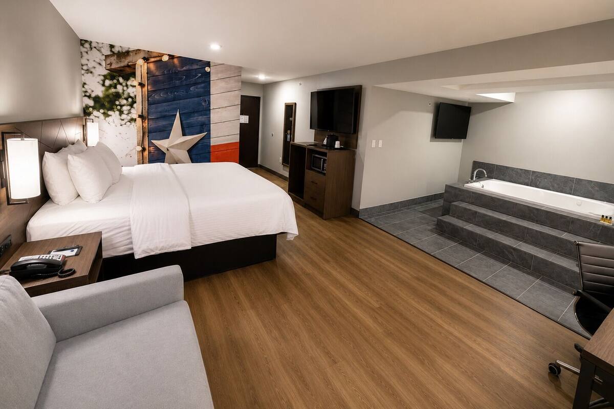 Suite, 1 King Bed, Non Smoking, Jetted Tub | Down comforters, pillowtop beds, desk, laptop workspace