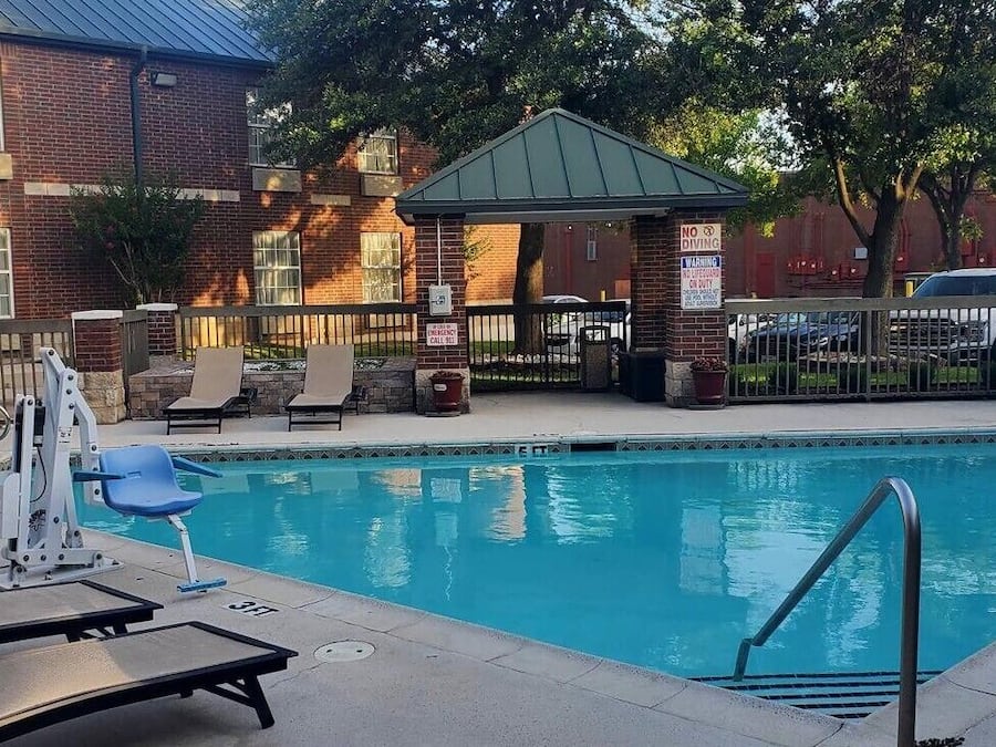 Una piscina al aire libre de temporada