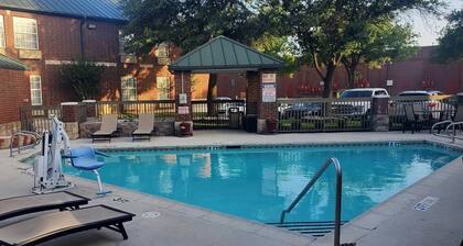 Clarion Pointe Addison - Dallas North