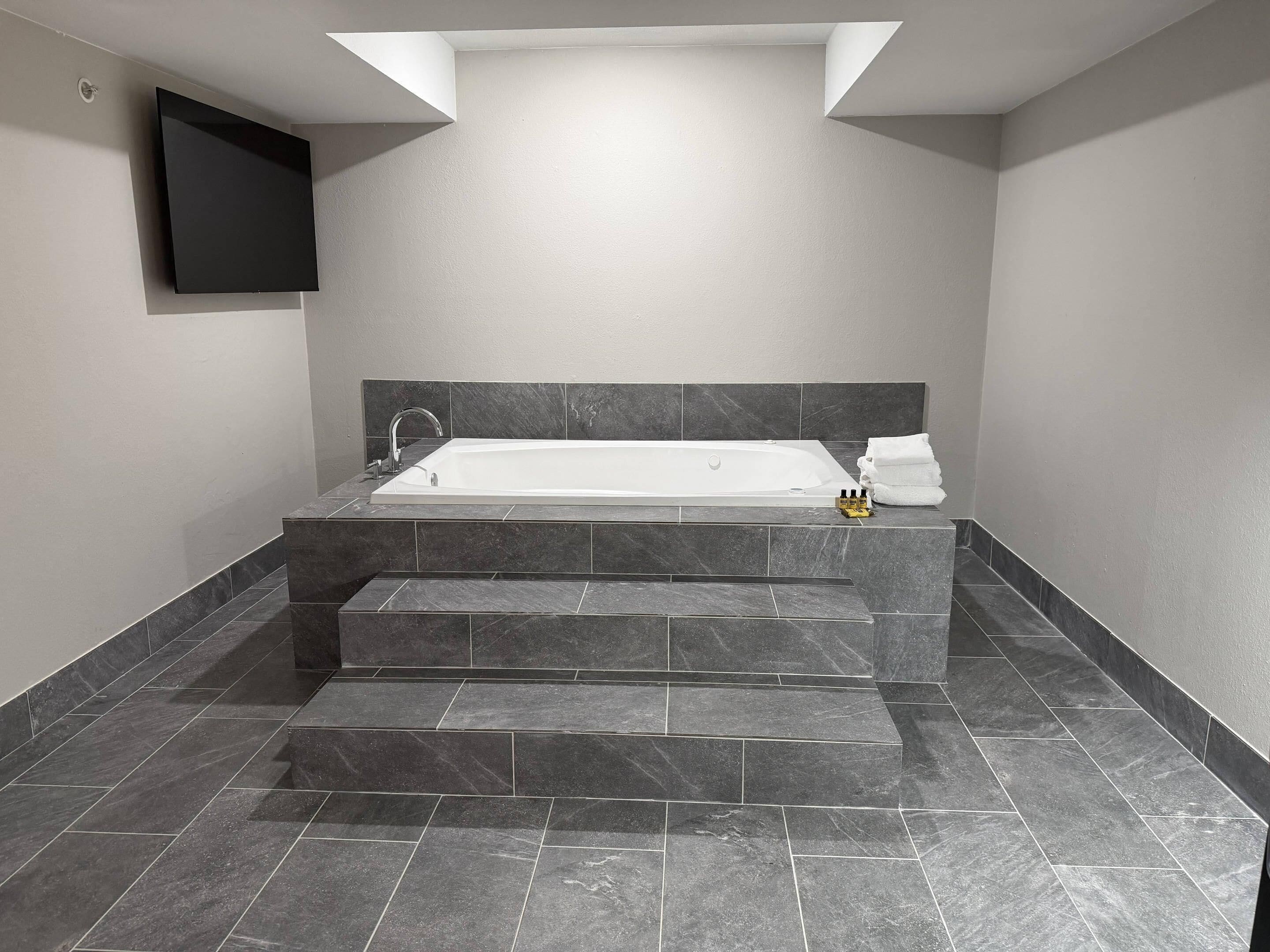 Suite, 1 King Bed, Non Smoking, Jetted Tub | Edredones de plumas, colchones con acolchado adicional, escritorio