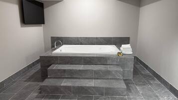 Suite, 1 King Bed, Non Smoking, Jetted Tub | Edredones de plumas, colchones con acolchado adicional, escritorio