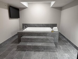 Suite, 1 King Bed, Non Smoking, Jetted Tub | Edredón, camas con pillow-top y escritorio 