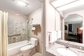 Gratis toiletartikelen, een haardroger, handdoeken