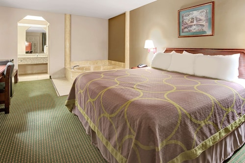 Super 8 by Wyndham Richardson Dallas