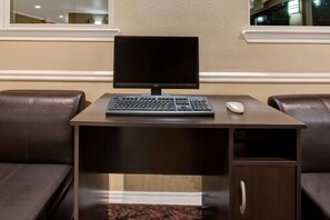Business centre - Super 8 by Wyndham Richardson Dallas (Richardson)