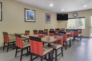 Free daily continental breakfast - Comfort Inn & Suites Bothell - Seattle North (Bothell)