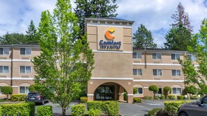 Un hôtel Comfort Inn & Suites doté d’un parking, d’une entrée couverte et d’un aménagement paysager bien entretenu.