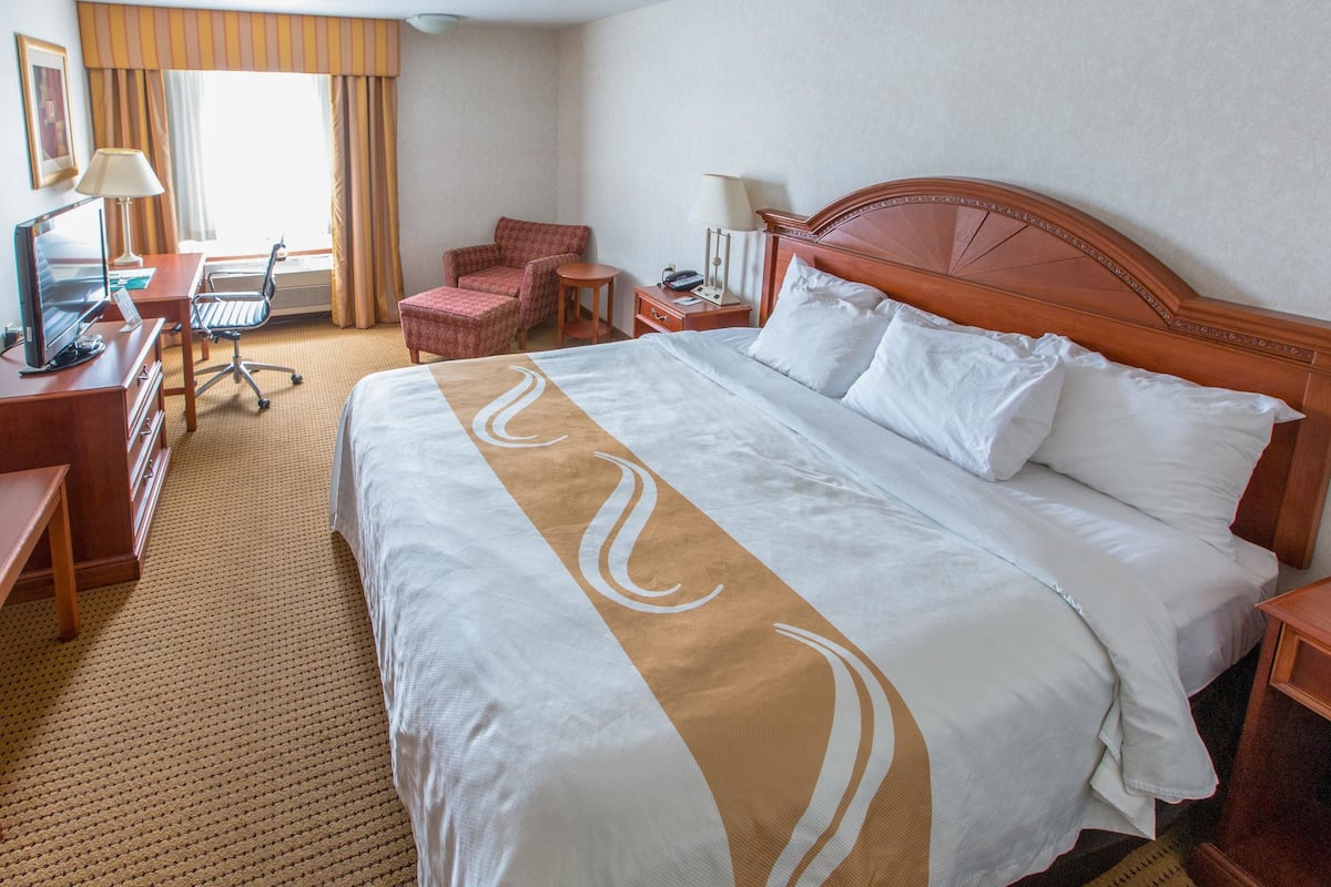 Standard Room, 1 King Bed, Non Smoking | Premium bedding, in-room safe, blackout drapes, iron/ironing board