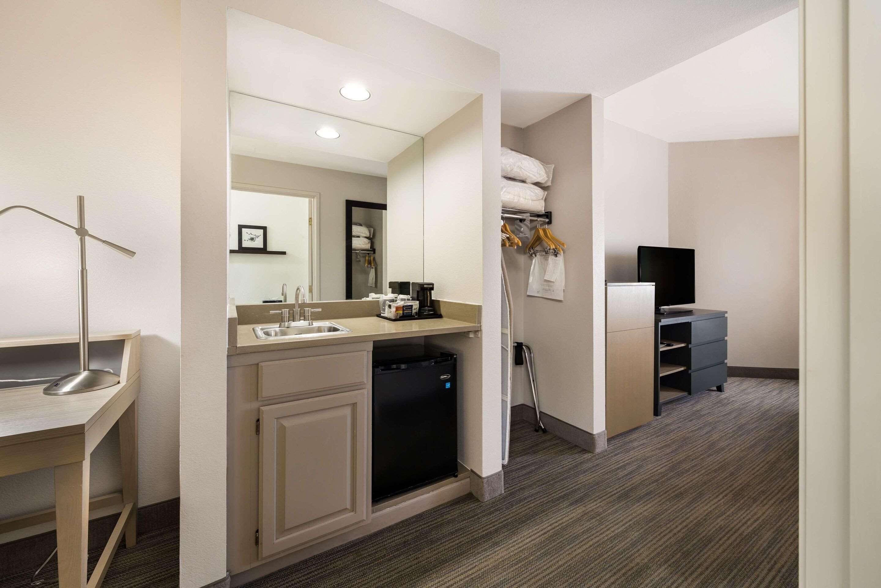 suite, multiple beds, non smoking | blackout curtains, iron/ironing board, free cots/infant beds