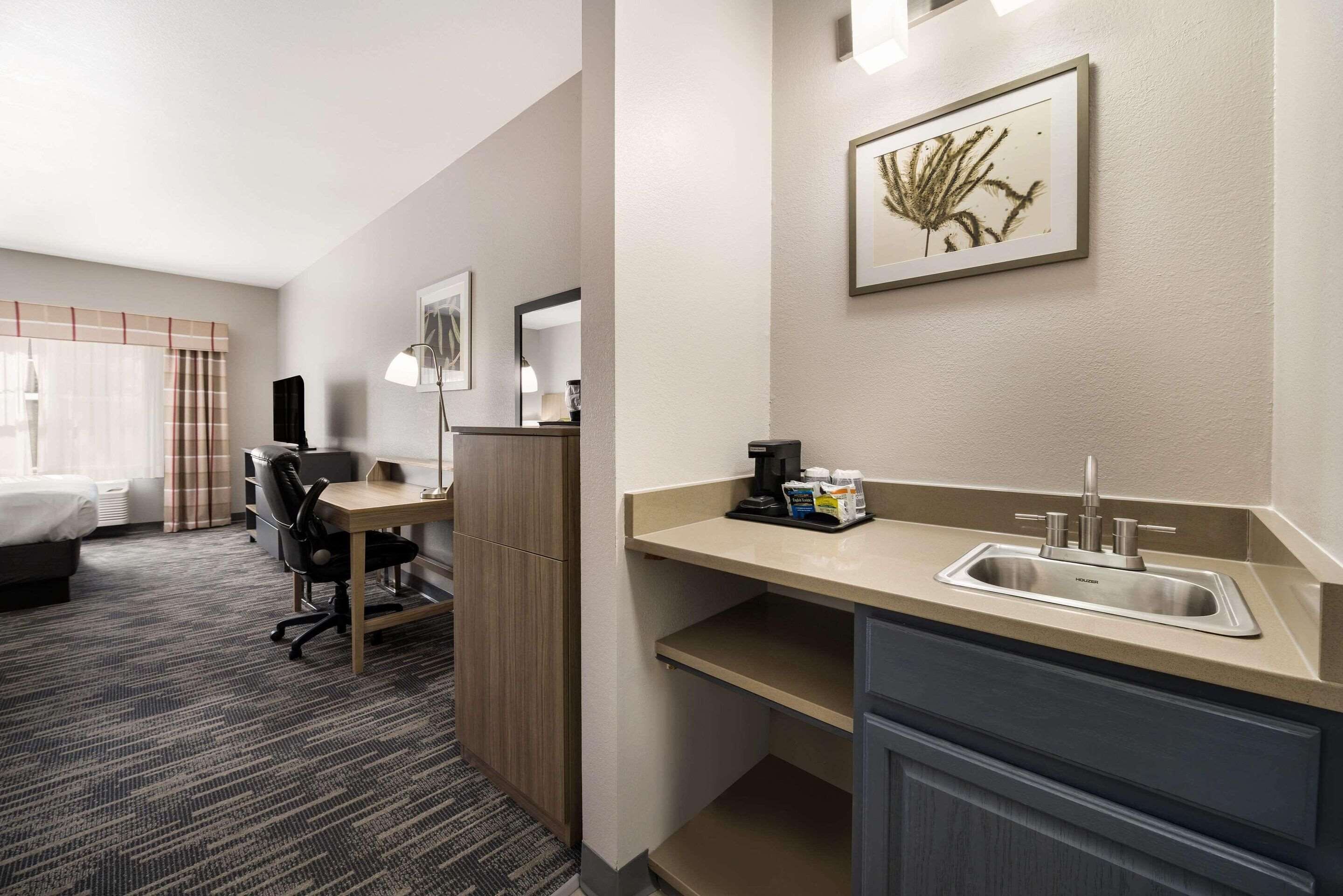 studio suite, 1 king bed, accessible, non smoking | blackout curtains, iron/ironing board, free cots/infant beds