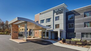 Ein Fairfield Inn & Suites Hotel mit modernem Design, überdachter Eingangsparte und Außenbereich mit Sitzgelegenheiten.