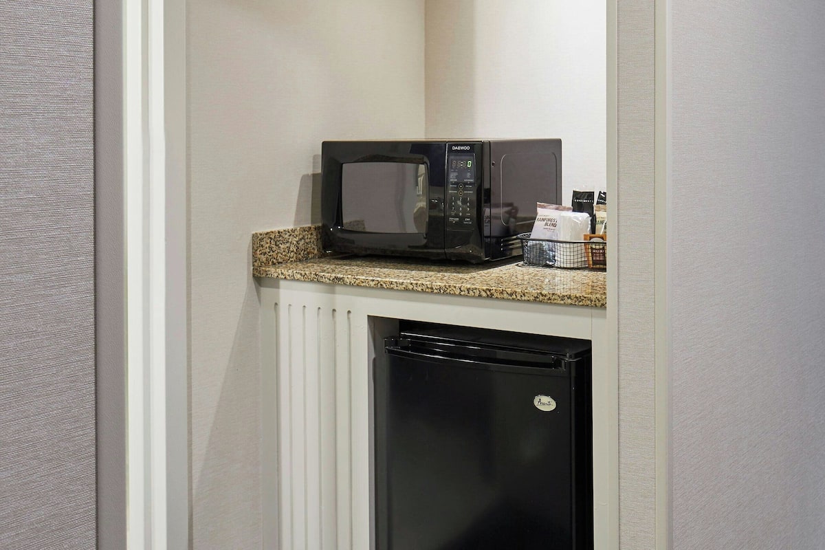 room, 1 king bed | desk, laptop workspace, iron/ironing board, free cots/infant beds