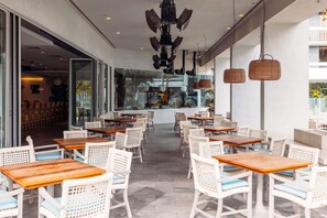 Breakfast and dinner served - Hotel MDR Marina del Rey - a DoubleTree by Hilton (Marina del Rey)