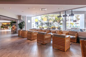 Breakfast and dinner served - Hotel MDR Marina del Rey - a DoubleTree by Hilton (Marina del Rey)