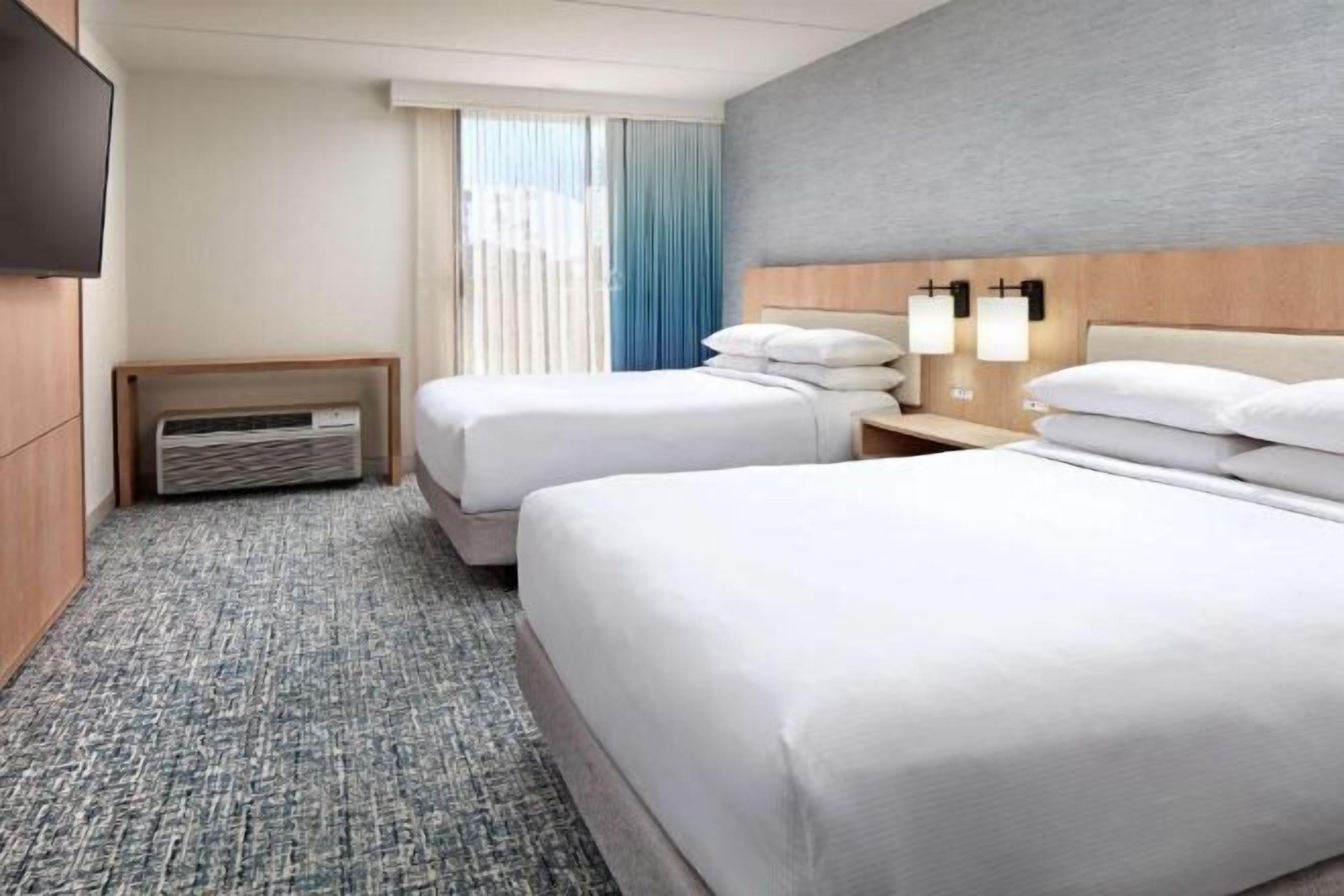 高档床上用品、加厚床垫、客房内保险箱、笔记本电脑工作区