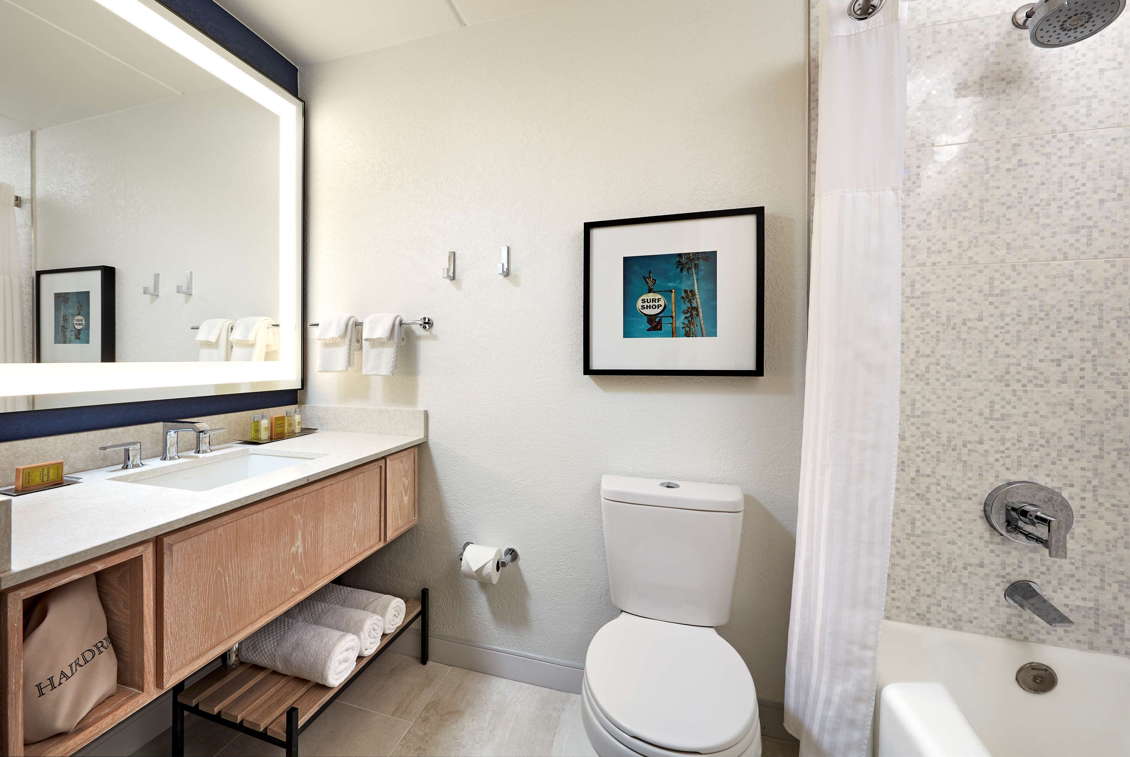 Un baño moderno con lavamanos doble, inodoro y ducha.