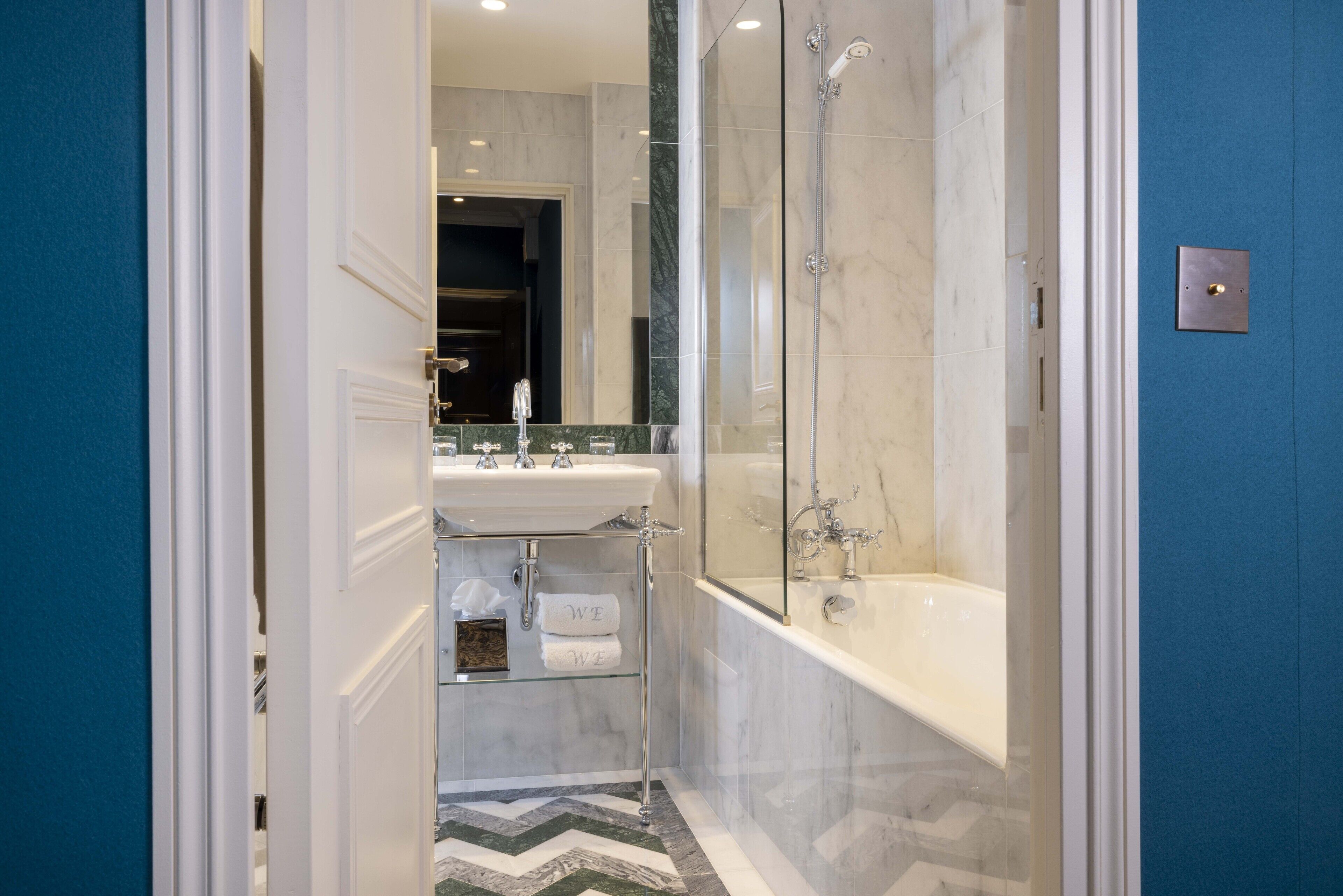executive room | bathroom | combined shower/bathtub, rainfall showerhead, designer toiletries