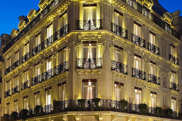 Fachada da propriedade à noite