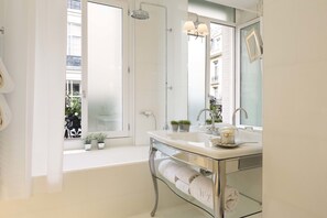 Bathroom sink - West End Hotel (Paris)