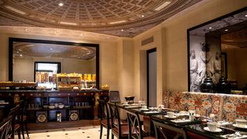 Tägliches inbegriffenes kontinentales Frühstück