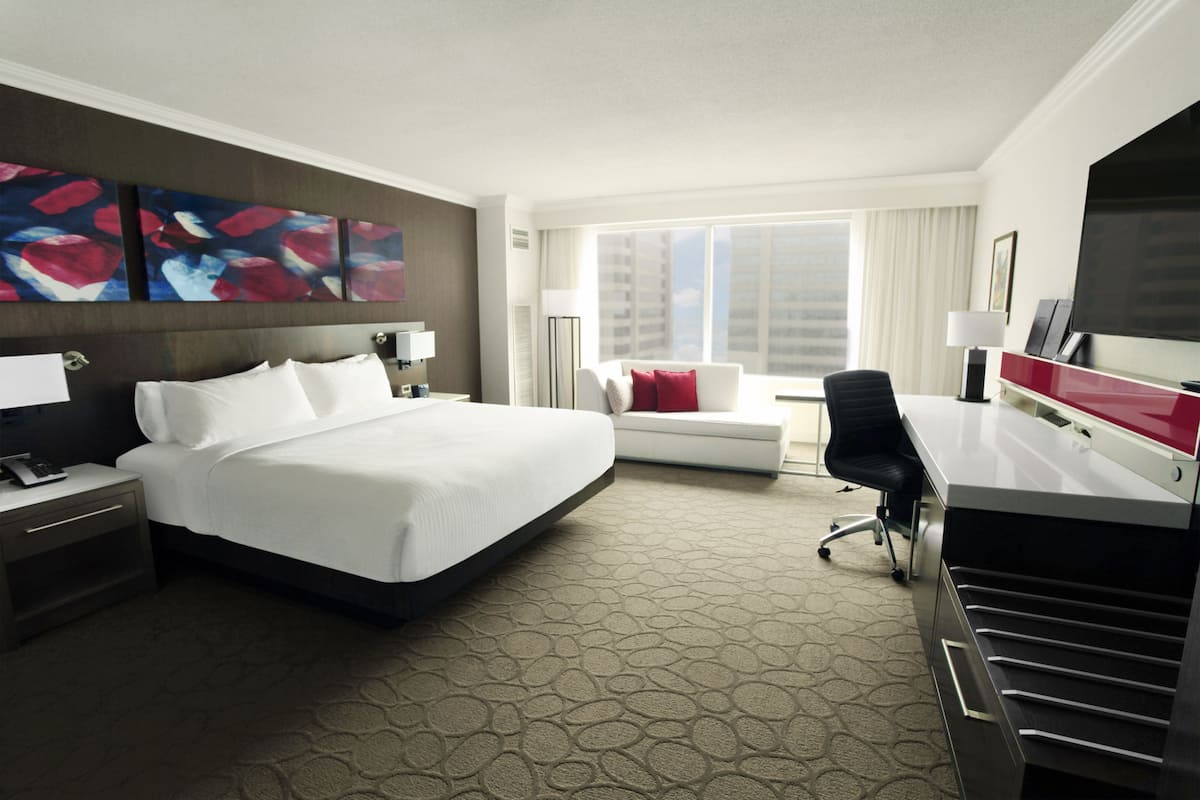 signature room, 1 king bed, city view (signature club) | premium bedding, pillow-top beds, in-room safe, desk