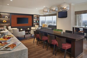Signature Room, 1 King Bed, City View (Signature Club) | Executive lounge - Delta Hotels by Marriott London Armouries (London)