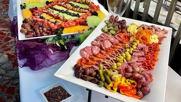 Una mesa de buffet con diversos alimentos y salsas.